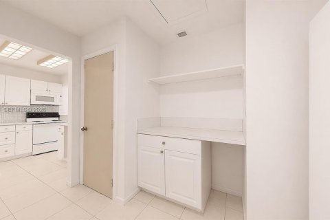 House in Miami, Florida 3 bedrooms, 98.29 sq.m. № 2058512 - photo 30