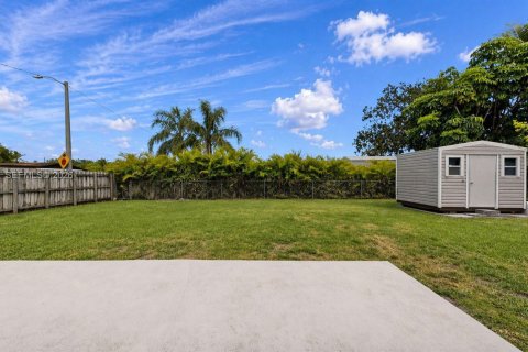 House in Miami, Florida 3 bedrooms, 98.29 sq.m. № 2058512 - photo 12