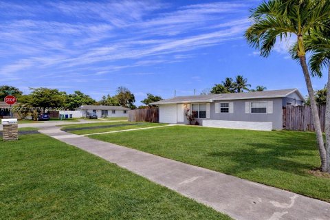 House in Miami, Florida 3 bedrooms, 98.29 sq.m. № 2058512 - photo 4