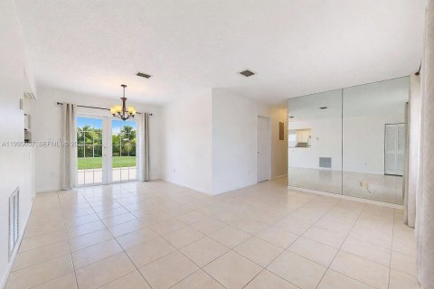 House in Miami, Florida 3 bedrooms, 98.29 sq.m. № 2058512 - photo 18