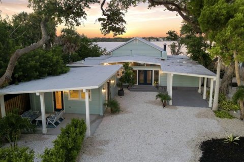House in Sarasota, Florida 3 bedrooms, 288.37 sq.m. № 2302600