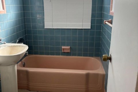 House in North Miami, Florida 1 bedroom, 55.74 sq.m. № 1952250 - photo 5