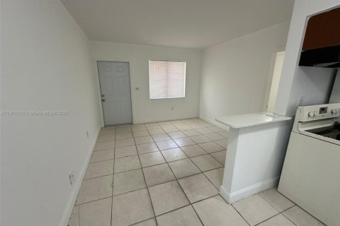 House in North Miami, Florida 1 bedroom, 55.74 sq.m. № 1952250 - photo 3
