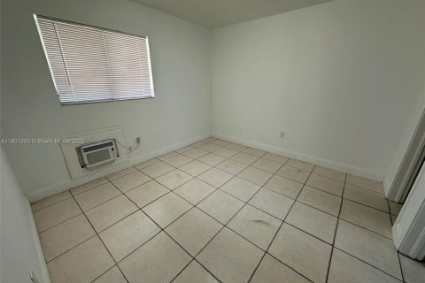 House in North Miami, Florida 1 bedroom, 55.74 sq.m. № 1952250 - photo 4