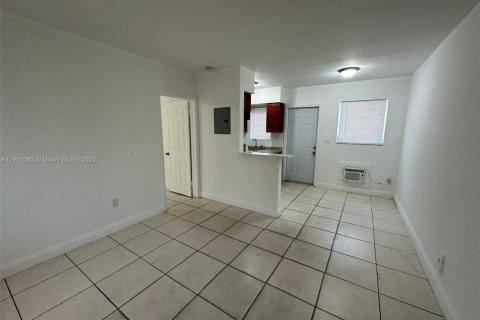 House in North Miami, Florida 1 bedroom, 55.74 sq.m. № 1952250 - photo 1