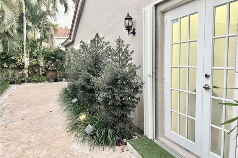 Купить виллу или дом в Майами, Флорида 2 спальни, 107.21м2, № 2154498 - фото 11