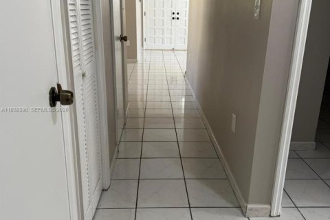 Casa en alquiler en Miami, Florida, 3 dormitorios, 262.08 m2 № 1996666 - foto 8