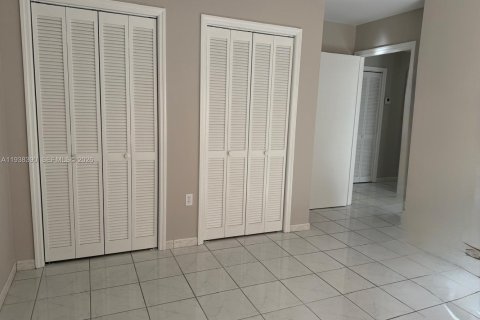 Casa en alquiler en Miami, Florida, 3 dormitorios, 262.08 m2 № 1996666 - foto 11