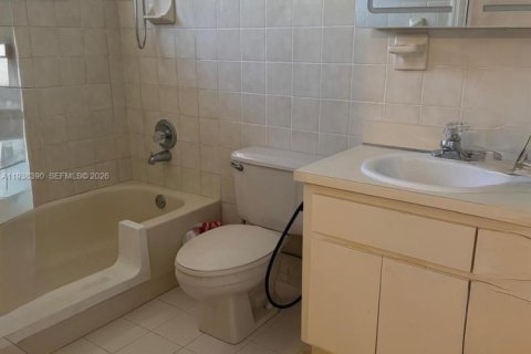 Casa en alquiler en Miami, Florida, 3 dormitorios, 262.08 m2 № 1996666 - foto 14