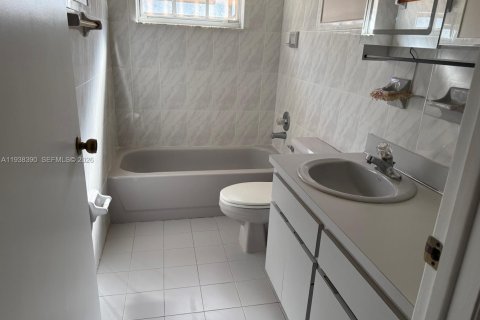 Casa en alquiler en Miami, Florida, 3 dormitorios, 262.08 m2 № 1996666 - foto 9