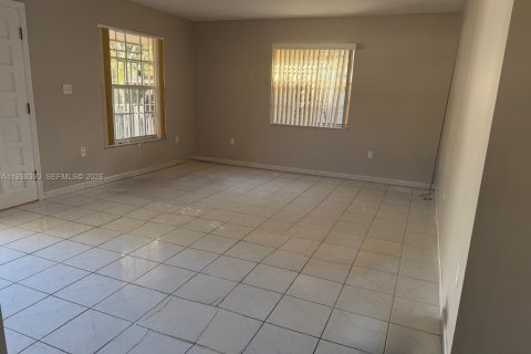 Casa en alquiler en Miami, Florida, 3 dormitorios, 262.08 m2 № 1996666 - foto 3