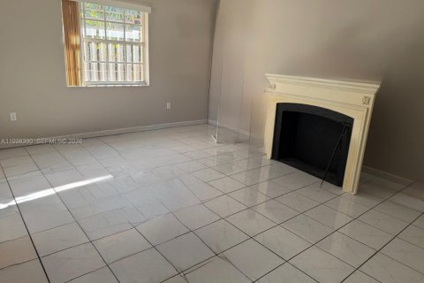 Casa en alquiler en Miami, Florida, 3 dormitorios, 262.08 m2 № 1996666 - foto 2