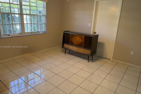 Casa en alquiler en Miami, Florida, 3 dormitorios, 262.08 m2 № 1996666 - foto 12