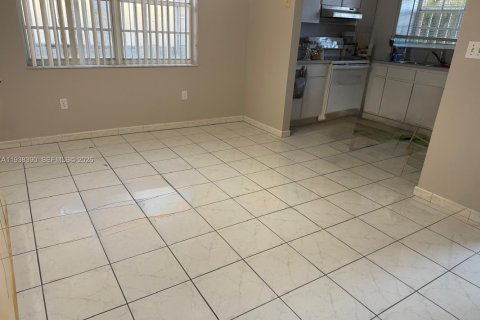 Casa en alquiler en Miami, Florida, 3 dormitorios, 262.08 m2 № 1996666 - foto 5