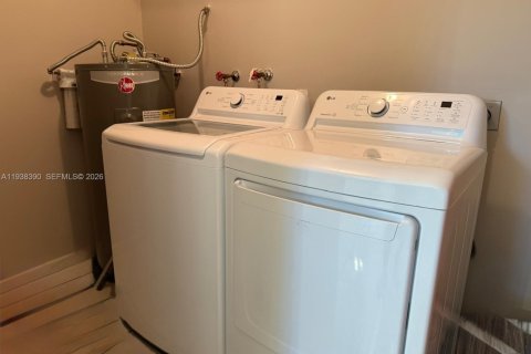 Casa en alquiler en Miami, Florida, 3 dormitorios, 262.08 m2 № 1996666 - foto 19