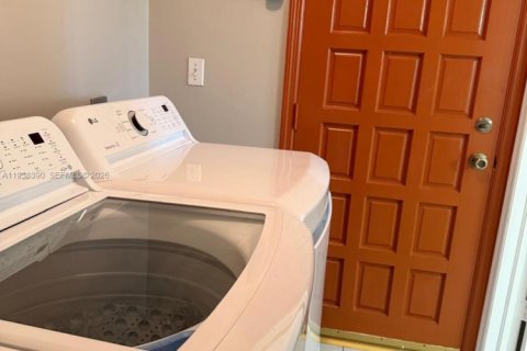 Casa en alquiler en Miami, Florida, 3 dormitorios, 262.08 m2 № 1996666 - foto 21