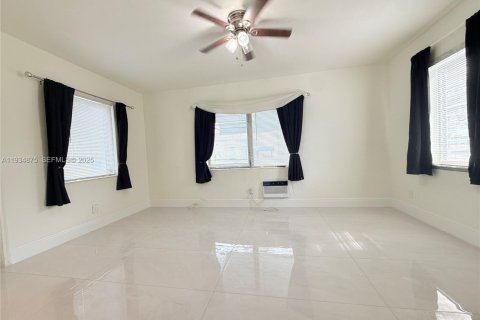 Villa ou maison à louer à Dania Beach, Floride: 288.74 m2 № 1993040 - photo 1
