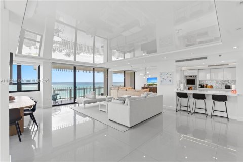 Copropriété à vendre à Bal Harbour, Floride: 3 chambres, 241.55 m2 № 1926315 - photo 5