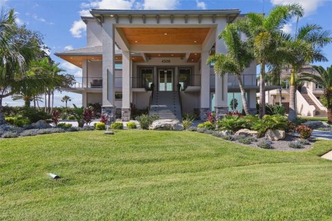House in Port Richey, Florida 6 bedrooms, 617.43 sq.m. № 1856586 - photo 1