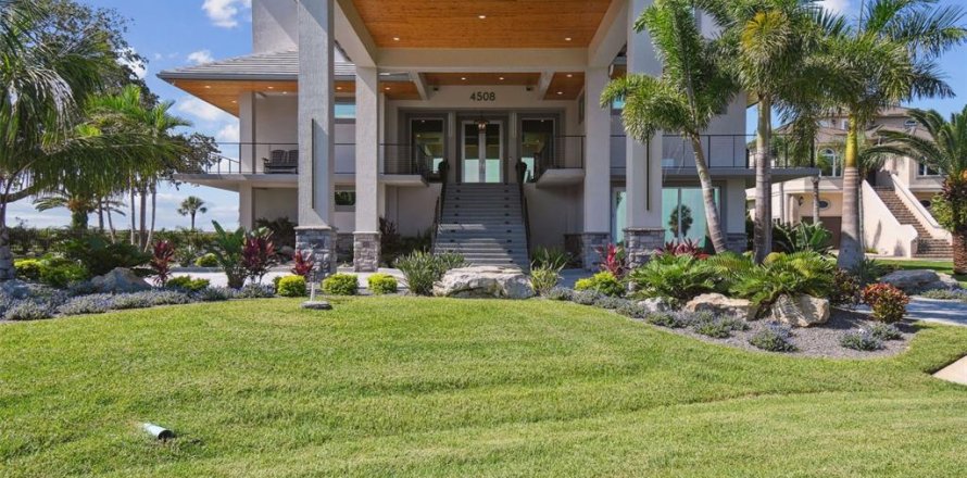 House in Port Richey, Florida 6 bedrooms, 617.43 sq.m. № 1856586