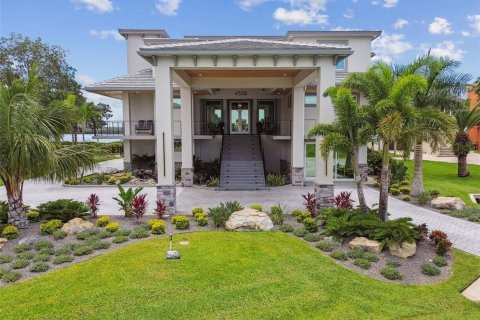 House in Port Richey, Florida 6 bedrooms, 617.43 sq.m. № 1856586 - photo 11
