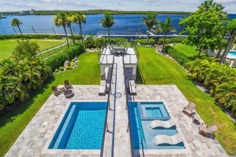 House in Port Richey, Florida 6 bedrooms, 617.43 sq.m. № 1856586 - photo 3