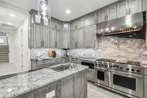 House in Port Richey, Florida 6 bedrooms, 617.43 sq.m. № 1856586 - photo 26