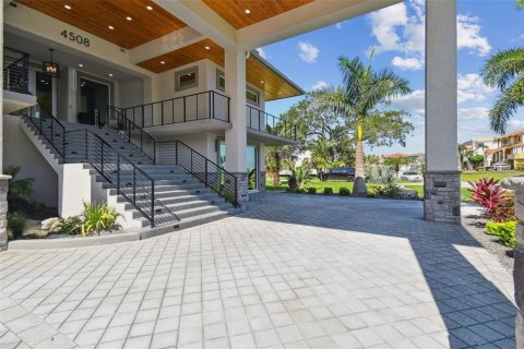 House in Port Richey, Florida 6 bedrooms, 617.43 sq.m. № 1856586 - photo 13