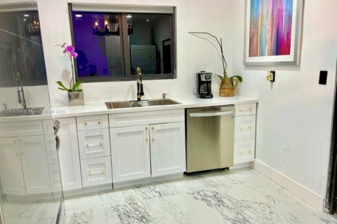 House in Miami, Florida 3 bedrooms, 111.48 sq.m. № 2014429 - photo 6