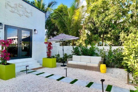 House in Miami, Florida 3 bedrooms, 111.48 sq.m. № 2014429 - photo 2