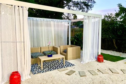 House in Miami, Florida 3 bedrooms, 111.48 sq.m. № 2014429 - photo 10