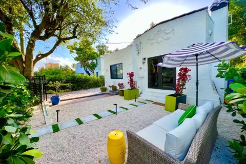 House in Miami, Florida 3 bedrooms, 111.48 sq.m. № 2014429 - photo 3