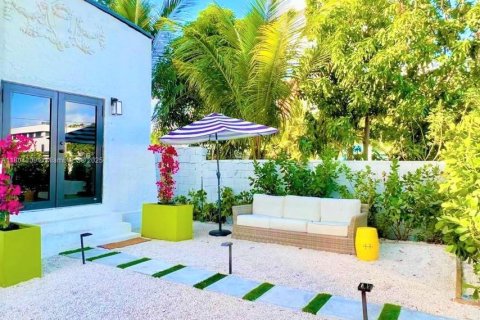 House in Miami, Florida 3 bedrooms, 111.48 sq.m. № 2014429