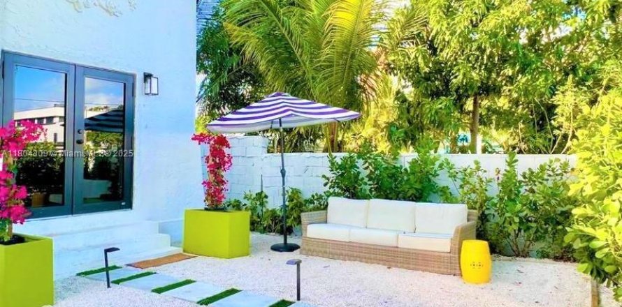 House in Miami, Florida 3 bedrooms, 111.48 sq.m. № 2014429