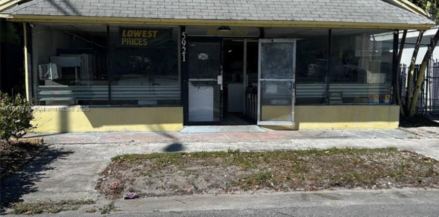 Commercial property in West Park, Florida № 1790831