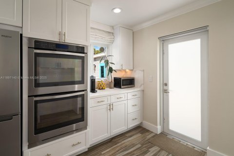 House in South Miami, Florida 3 bedrooms, 126.9 sq.m. № 1955838 - photo 16