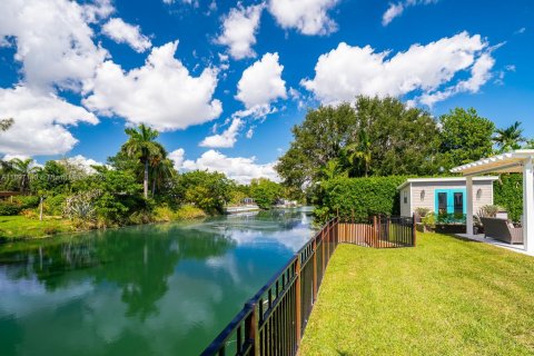 House in South Miami, Florida 3 bedrooms, 126.9 sq.m. № 1955838 - photo 12