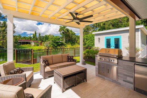 House in South Miami, Florida 3 bedrooms, 126.9 sq.m. № 1955838 - photo 9