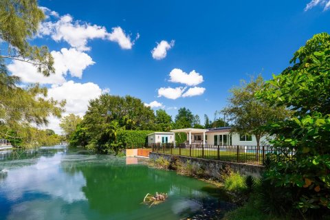 House in South Miami, Florida 3 bedrooms, 126.9 sq.m. № 1955838 - photo 11