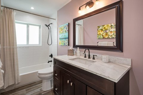 House in South Miami, Florida 3 bedrooms, 126.9 sq.m. № 1955838 - photo 22