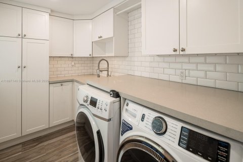 House in South Miami, Florida 3 bedrooms, 126.9 sq.m. № 1955838 - photo 17