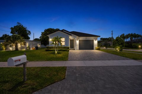 House in Delray Beach, Florida 3 bedrooms, 149.67 sq.m. № 2088004