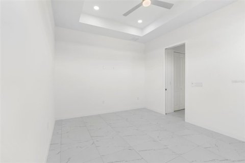 House in Cape Coral, Florida 4 bedrooms, 176.89 sq.m. № 1813314 - photo 13