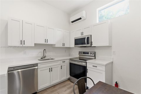 Immobilier commercial à vendre à Fort Lauderdale, Floride: 176.7 m2 № 2077898 - photo 17