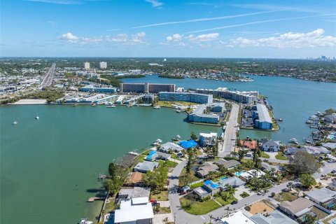 House in South Pasadena, Florida 2 bedrooms, 139.91 sq.m. № 1585948 - photo 30