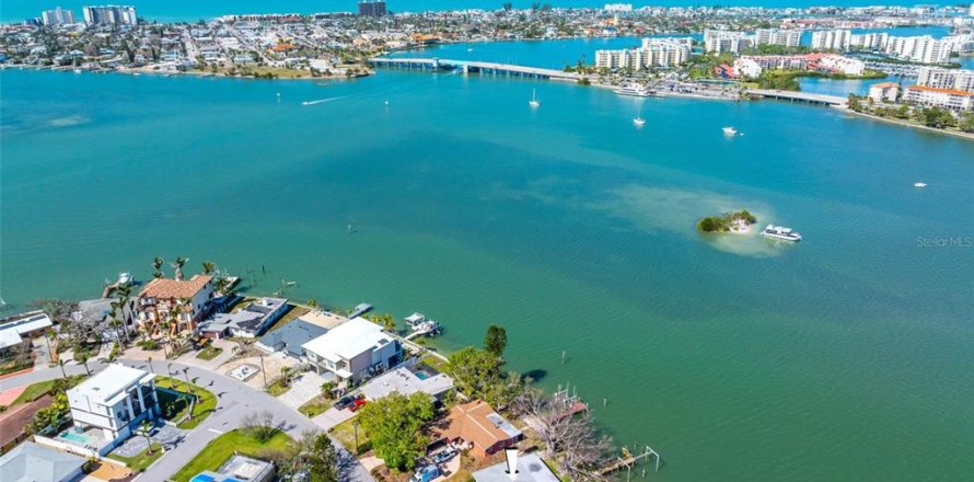 House in South Pasadena, Florida 2 bedrooms, 139.91 sq.m. № 1585948