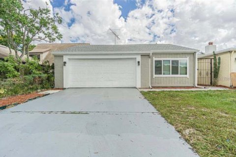 House in New Port Richey, Florida 4 bedrooms, 136.01 sq.m. № 1308958 - photo 1