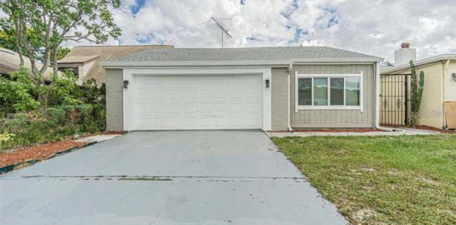 House in New Port Richey, Florida 4 bedrooms, 136.01 sq.m. № 1308958