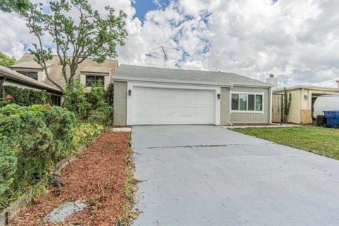 House in New Port Richey, Florida 4 bedrooms, 136.01 sq.m. № 1308958 - photo 2