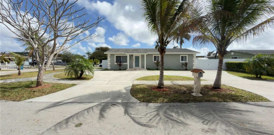 Дом в Хомстед, Флорида 4 спальни, 130.06м2 № 2049916